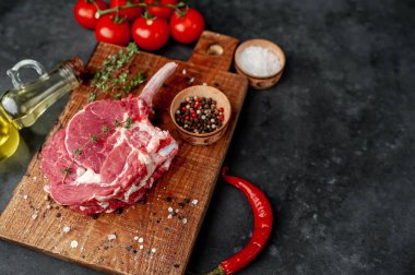 Baharatlı çiğ biftek, arka planda kekik..