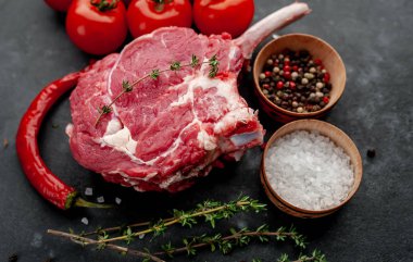 Baharatlı sığır baltasının yakın plan görüntüsü, arka planda kekik..