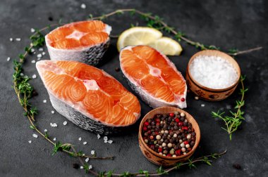 Taze çiğ somon bifteği ve tuz, biber, domates, limon.