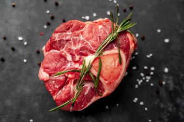 Arkaplanda baharatlı çiğ biftek..