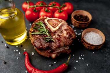 Yakın çekim ızgara biftek, domates ve baharat ile 