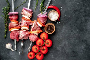 Arka planda sebzeli ve baharatlı ızgara et..