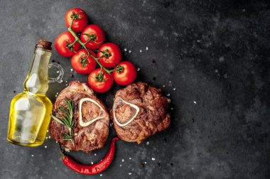 Yakın çekim ızgara biftek, domates ve baharat ile 