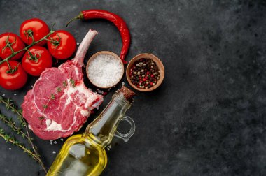 Çiğ bifteğin üst görüntüsü, baharatlı dana baltası, arka planda kekik..