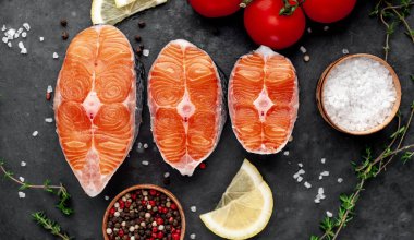 Taş zeminde taze somon bifteği manzarası. 