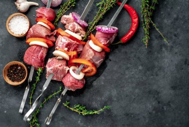 Arka planda sebzeli ve baharatlı ızgara et..