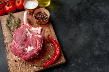 Baharatlı çiğ biftek, arka planda kekik..