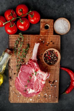 Baharatlı sığır baltasının yakın plan görüntüsü, arka planda kekik..