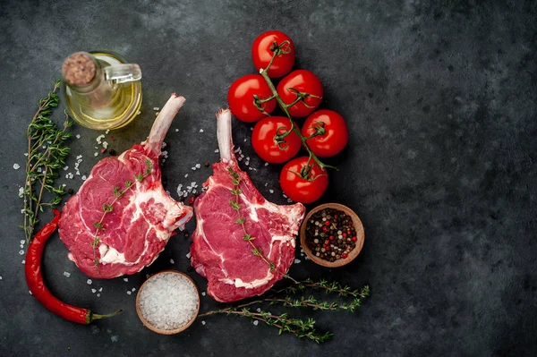 Carne Crua Tomahawk Com Especiarias Tomilho Fundo Pedra — Fotografia de Stock