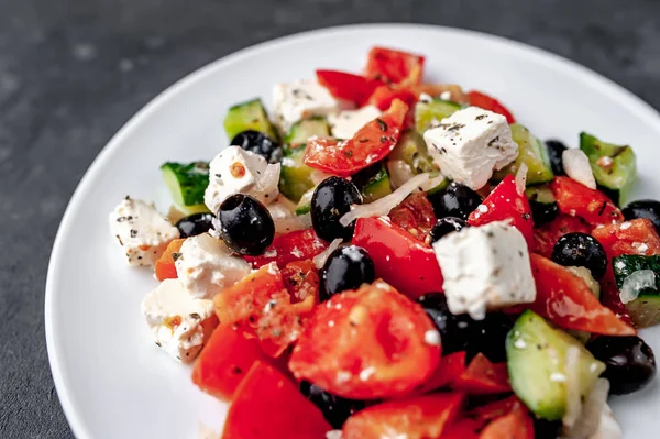 Griechischer Salat Einem Weißen Teller Auf Steinigem Hintergrund — Stockfoto