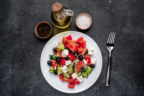 Salade Grecque Dans Une Assiette Blanche Sur Fond Pierre — Photo