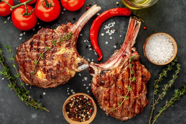 Top View Steak Grillezett Marhahús Tomahawk Fűszerekkel Kakukkfű Egy Háttér — Stock Fotó