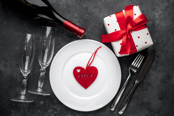 Накрытие Стола День Святого Валентина Белая Тарелка Вино Подарок Кухонная — стоковое фото