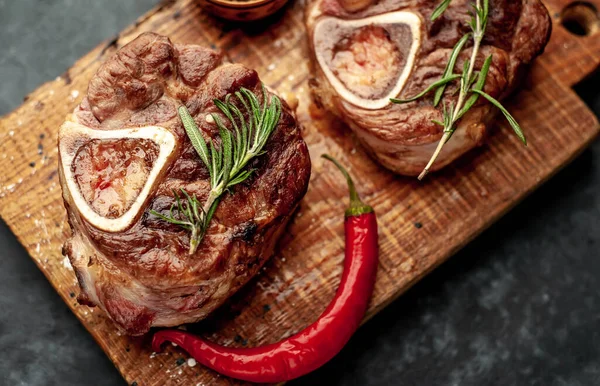 Gegrilltes Steak Mit Tomaten Und Gewürzen Auf Steingrund — Stockfoto