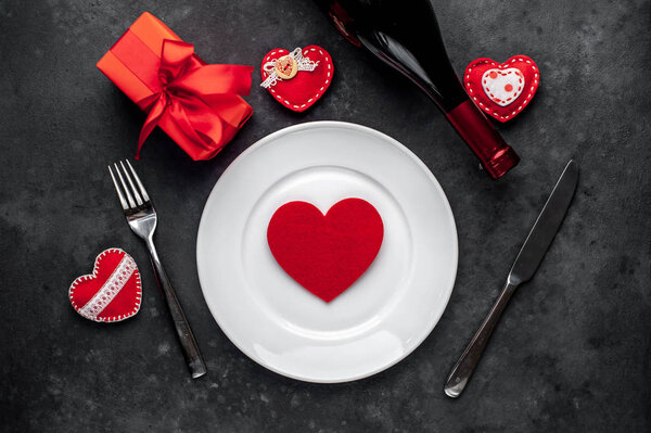 Накрытие стола на День Святого Валентина на каменном фоне
