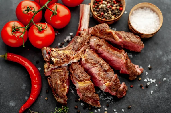 Vue Dessus Steak Tomahawk Boeuf Grillé Tranché Avec Des Épices — Photo