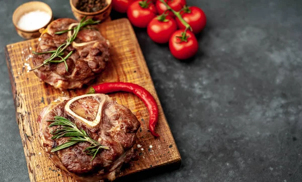 Gegrilltes Steak Mit Tomaten Und Gewürzen Auf Steingrund — Stockfoto
