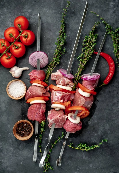 Arka planda sebzeli ve baharatlı ızgara et..