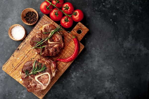 Draufsicht Auf Gegrilltes Steak Mit Tomaten Und Gewürzen Auf Steinhintergrund — Stockfoto