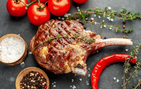 Vue Rapprochée Tomahawk Bœuf Grillé Aux Épices Thym Sur Fond — Photo