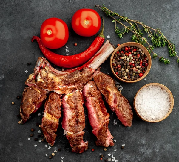 Bifteğin üst görüntüsü, arka planda baharatlı ızgara biftek baltası.. 