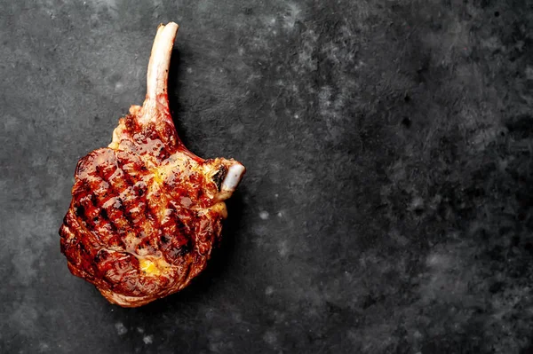 Baharatlı ızgara sığır baltası, kekik taştan bir arka planda.
