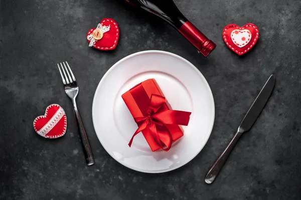 Top View Table Setting Valentine Day White Plate Wine Gift — Stock Photo, Image