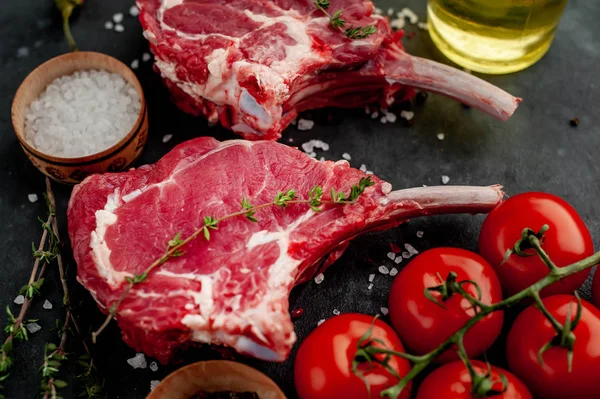 Manzo Crudo Tomahawk Con Spezie Timo Uno Sfondo Pietra — Foto Stock