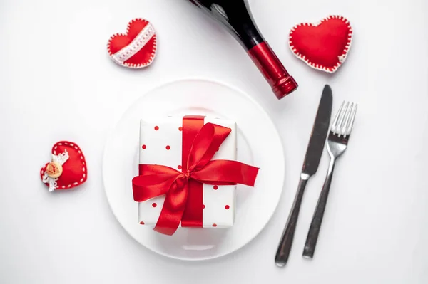 Apparecchiatura Tavola Durante Giorno San Valentino Piatto Bianco Vino Regalo — Foto Stock