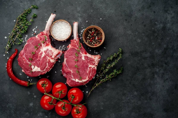 Zwei Rohe Steaks Rindfleischtomahawk Mit Gewürzen Thymian Auf Steingrund — Stockfoto