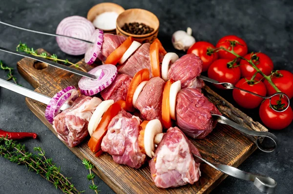 Brochetas Carne Crudas Carne Barbacoa Con Verduras Especias Sobre Fondo —  Fotos de Stock