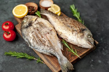 Baharat ve limonla ızgara Dorado balığı ve bir şişe şarap. Metnin için fotokopi alanı var.