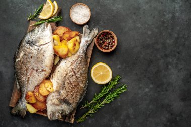 Baharat ve limonla ızgara Dorado balığı ve bir şişe şarap. Metnin için fotokopi alanı var.