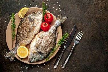 Baharat ve limonla ızgara Dorado balığı ve bir şişe şarap. Metnin için fotokopi alanı var.