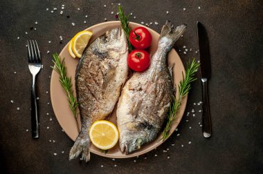 Baharat ve limonla ızgara Dorado balığı ve bir şişe şarap. Metnin için fotokopi alanı var.