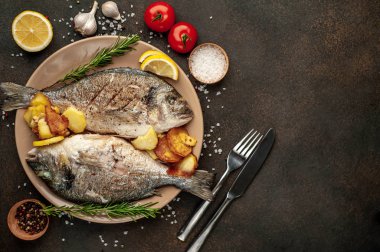 Baharat ve limonla ızgara Dorado balığı ve bir şişe şarap. Metnin için fotokopi alanı var.