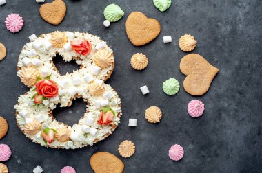 8 numaralı kek, çiçeklerle süslenmiş, krem peynir, marşmelov, arka planda Bizet. Uluslararası Kadınlar Günü kartpostalı