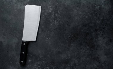 Mutfak bıçağı ve arka planda baharatlar, kopyalama alanı