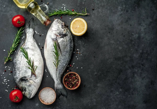 Pescado Dorado Fresco Con Especias Ingredientes Tomate Romero Aceite Girasol —  Fotos de Stock