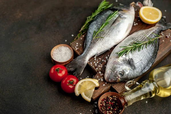 Pescado Dorado Fresco Con Especias Ingredientes Tomate Romero Aceite Girasol —  Fotos de Stock