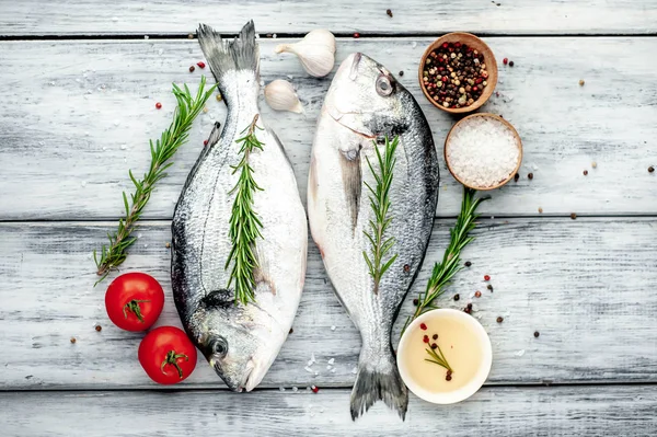 Pescado Dorado Fresco Con Especias Ingredientes Para Cocinar Sobre Fondo —  Fotos de Stock