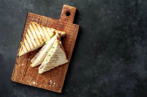 Savoureux Sandwichs Sur Une Assiette Blanche Sur Fond Pierre — Photo