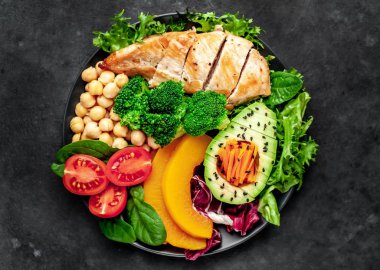 Pilav, tavuk göğsü, brokoli, balkabağı, avokado, nohut, havuç, salatalık, arka planda pancar.