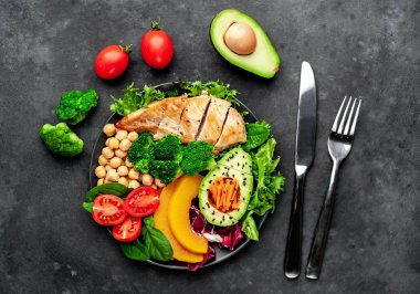 Pilav, tavuk göğsü, brokoli, balkabağı, avokado, nohut, havuç, salatalık, arka planda pancar.