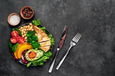 Pilav, tavuk göğsü, brokoli, balkabağı, avokado, nohut, havuç, salatalık, arka planda pancar.