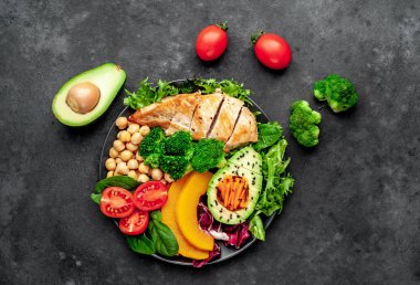 Pilav, tavuk göğsü, brokoli, balkabağı, avokado, nohut, havuç, salatalık, arka planda pancar.