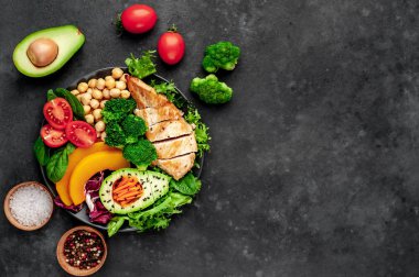 Pilav, tavuk göğsü, brokoli, balkabağı, avokado, nohut, havuç, salatalık, arka planda pancar.