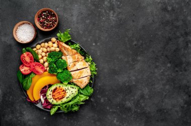 Pilav, tavuk göğsü, brokoli, balkabağı, avokado, nohut, havuç, salatalık, arka planda pancar.