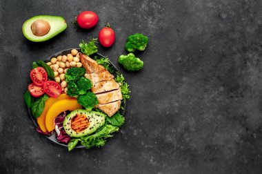 Pilav, tavuk göğsü, brokoli, balkabağı, avokado, nohut, havuç, salatalık, arka planda pancar.