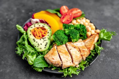 Pilav, tavuk göğsü, brokoli, balkabağı, avokado, nohut, havuç, salatalık, arka planda pancar.